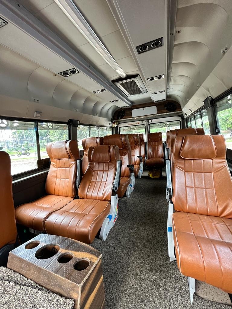 13 Seater Tempo Traveller